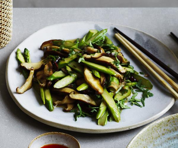 Stir-fried asparagus and mushrooms