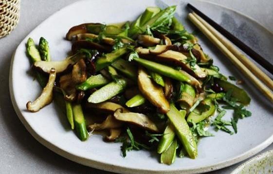 Stir-fried asparagus and mushrooms